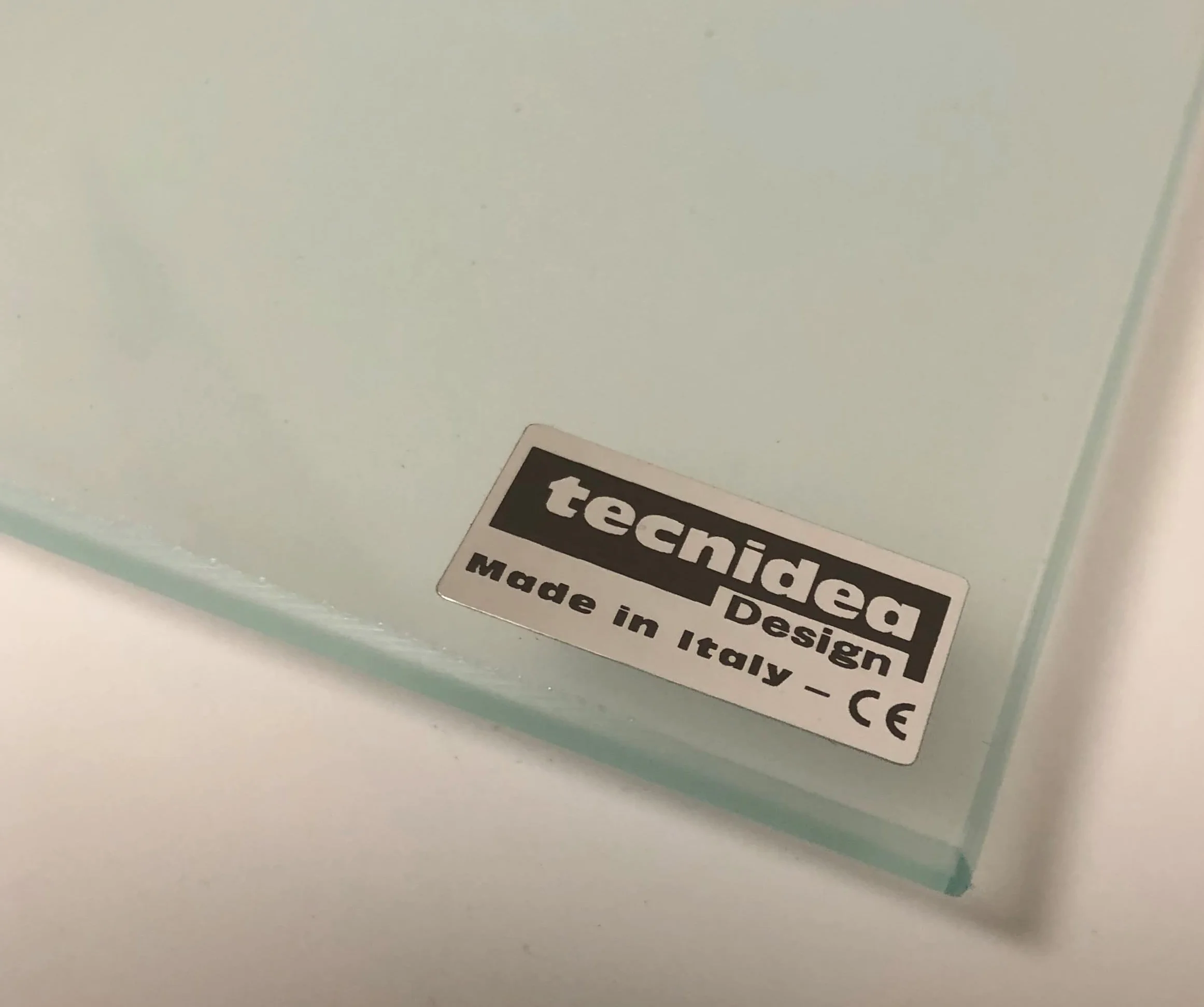 Tecnidea Base TV Girevole Anche per pc, Piano in Vetro temperato satinato Dimensioni largo cm 77 profondità utile da cm 38 al centro con un minimo di cm16 sulle due estremità- Portata kg 40