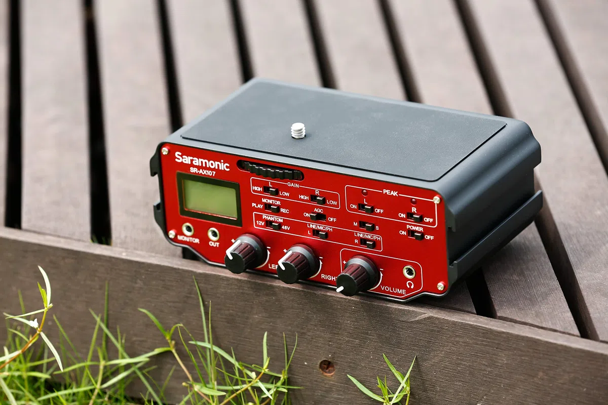 Saramonic SR AX107 - Adattatore audio XLR a due canali con preamplificatori, alimentazione phantom e trasformatore di separazione, ideale per tutte le macchine fotografiche digitali DSLR e videocamere