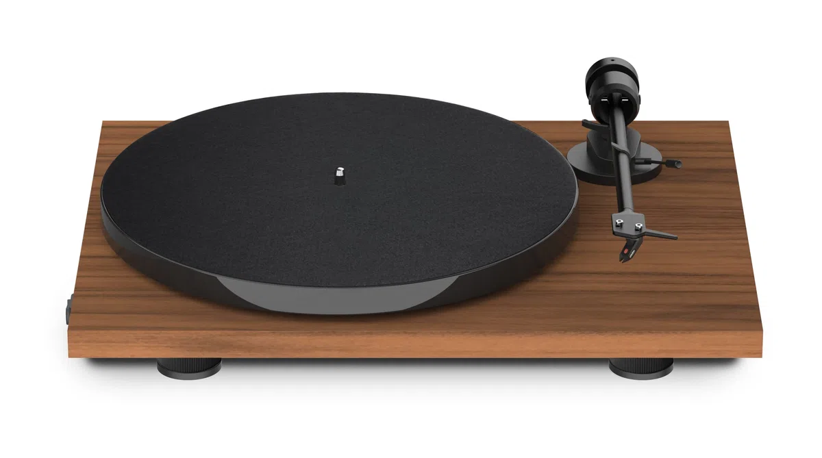 Pro-Ject E1 Phono - Giradischi Plug & Play con Puntina OM5e, Bianco | Preamplificatore phono integrato, cambio velocità elettronico 33/45 e braccio in alluminio da 8,6 pollici