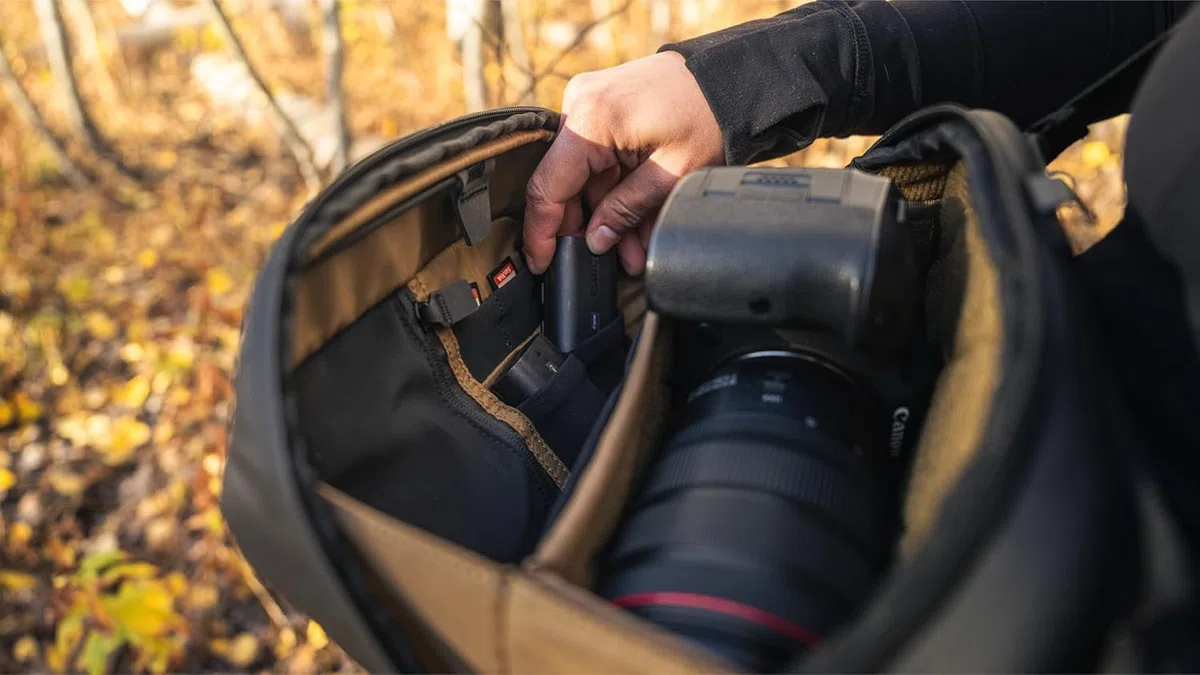 Gomatic Sling Bag Fotográfica 5L – Borsa Compacta para Cámara Mirrorless o Reflex, Diseño Peter McKinnon, Impermeable, Acceso Rápido, Ideal para Viajes, Ciudad o Fotografía Ligera