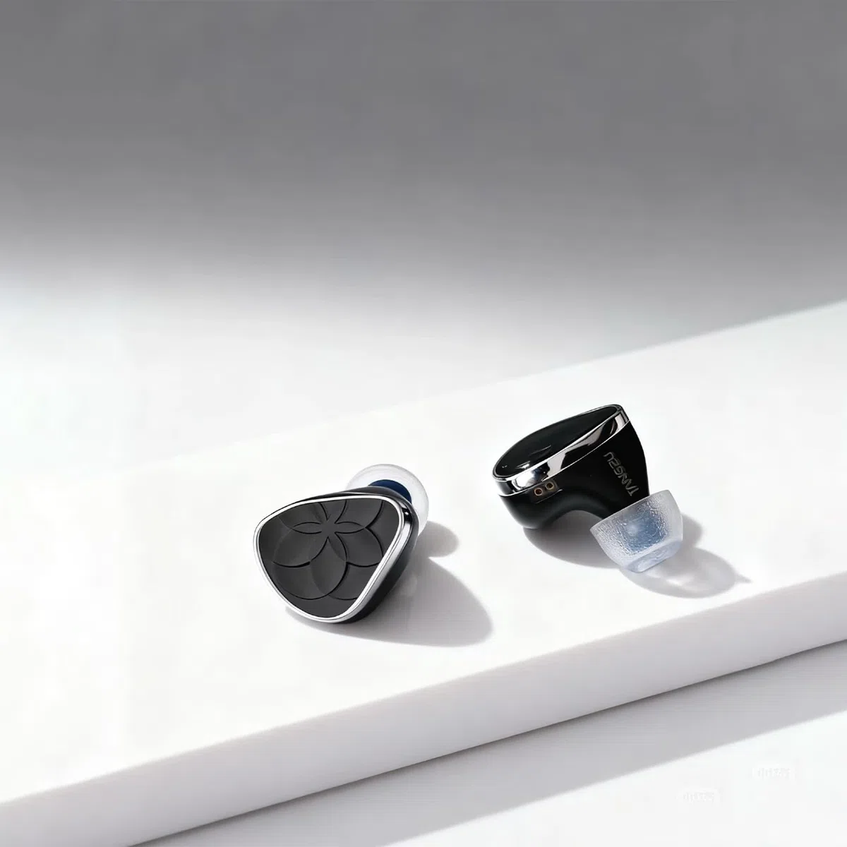 TANGZU AZLA Noir Blanc - Auricolari in-ear con driver ibridi 1DD + 3BA, HiFi Wired Gaming IEM con spina modulare staccabile da 3,5 mm e 4,4 mm, cavo intercambiabile per musicisti, audiofili gamer