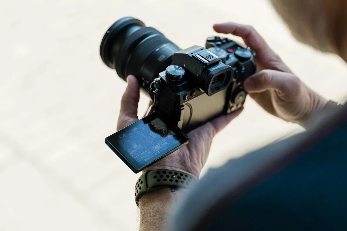 Panasonic Lumix DC-S5KE-K Full Frame Mirrorless Macchina Fotografica, Sensore CMOS 24.2MP ISO Dual Native, Dual Image Stabilizer 5 Assi,Video 10bit 60/50p,Incluso Obiettivo Lumix S5, Con Lente 20-60mm