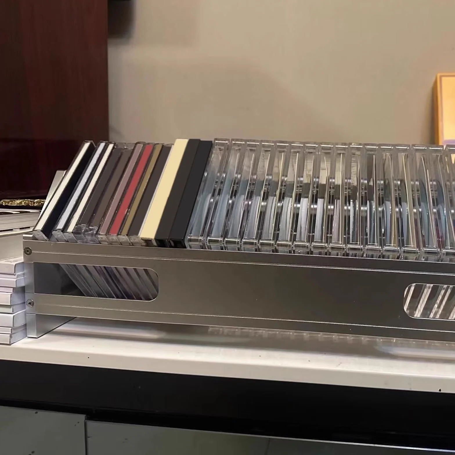 WQQYU6HKF Custodia per CD Porta-album da tavolo in lega di alluminio con supporto for album CD in metallo aperto in stile industriale Portadischi