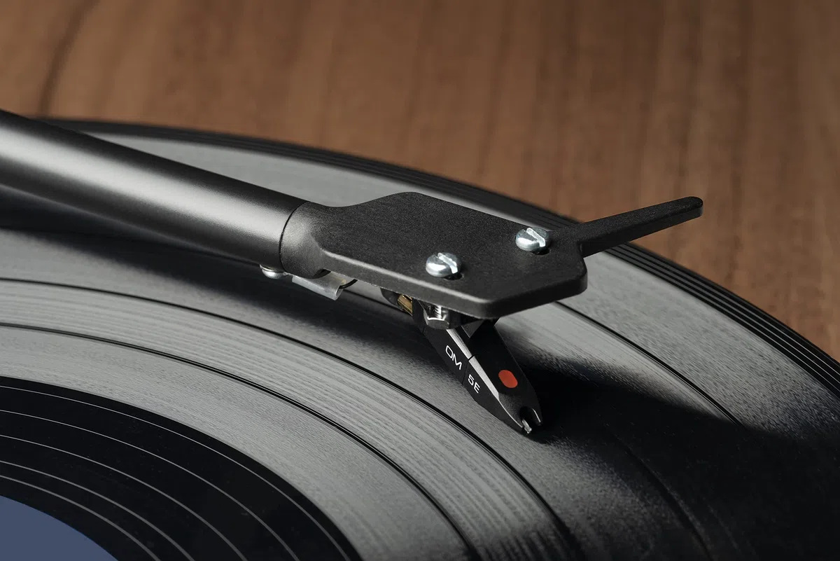 Pro-Ject E1 Phono - Giradischi Plug & Play con Puntina OM5e, Bianco | Preamplificatore phono integrato, cambio velocità elettronico 33/45 e braccio in alluminio da 8,6 pollici