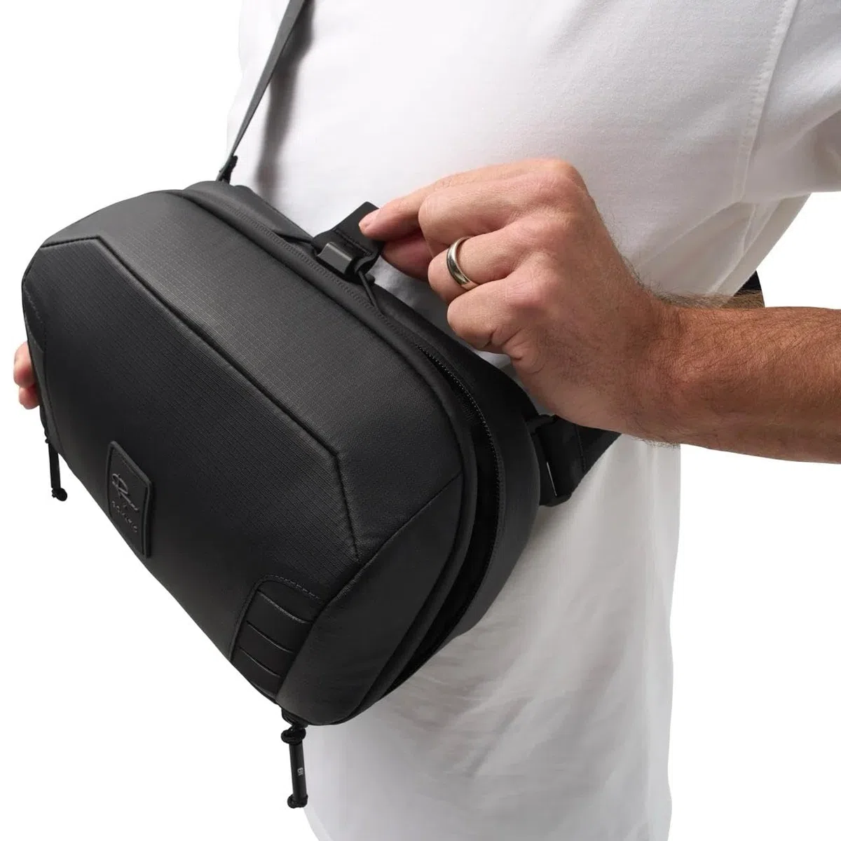 Gomatic Sling Bag Fotográfica 5L – Borsa Compacta para Cámara Mirrorless o Reflex, Diseño Peter McKinnon, Impermeable, Acceso Rápido, Ideal para Viajes, Ciudad o Fotografía Ligera