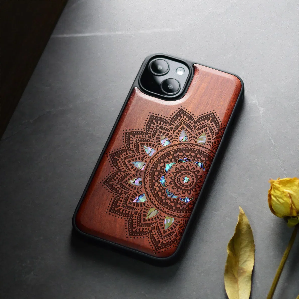 Carveit Custodia Compatibile con MagSafe per iPhone 13 Cover, Incisione in Legno e intarsio di cozze per Apple 13 Custodia Magnetico TPU Case (Rosea Legno-Arte del mandala)