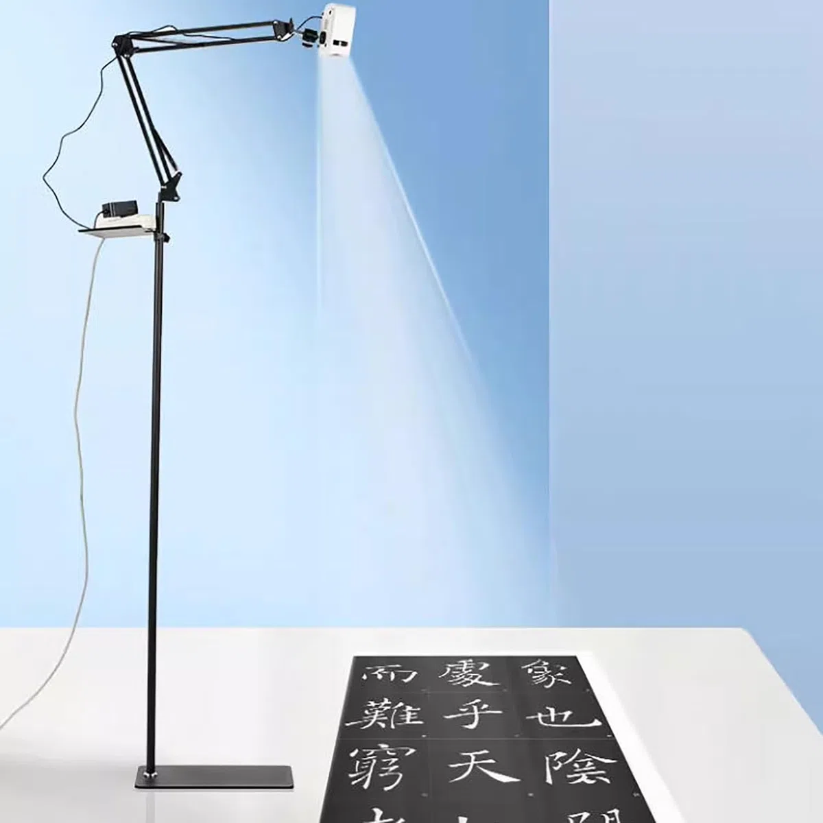 Proiettore artistico intelligente con proiezione regolabile e alta risoluzione, si collega a dispositivi mobili e USB per artisti e principianti