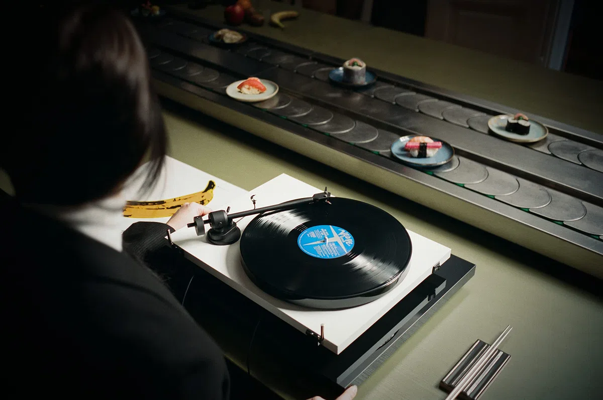 Pro-Ject E1 Phono - Giradischi Plug & Play con Puntina OM5e, Bianco | Preamplificatore phono integrato, cambio velocità elettronico 33/45 e braccio in alluminio da 8,6 pollici