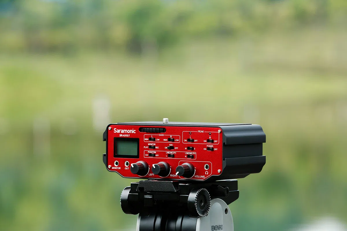 Saramonic SR AX107 - Adattatore audio XLR a due canali con preamplificatori, alimentazione phantom e trasformatore di separazione, ideale per tutte le macchine fotografiche digitali DSLR e videocamere