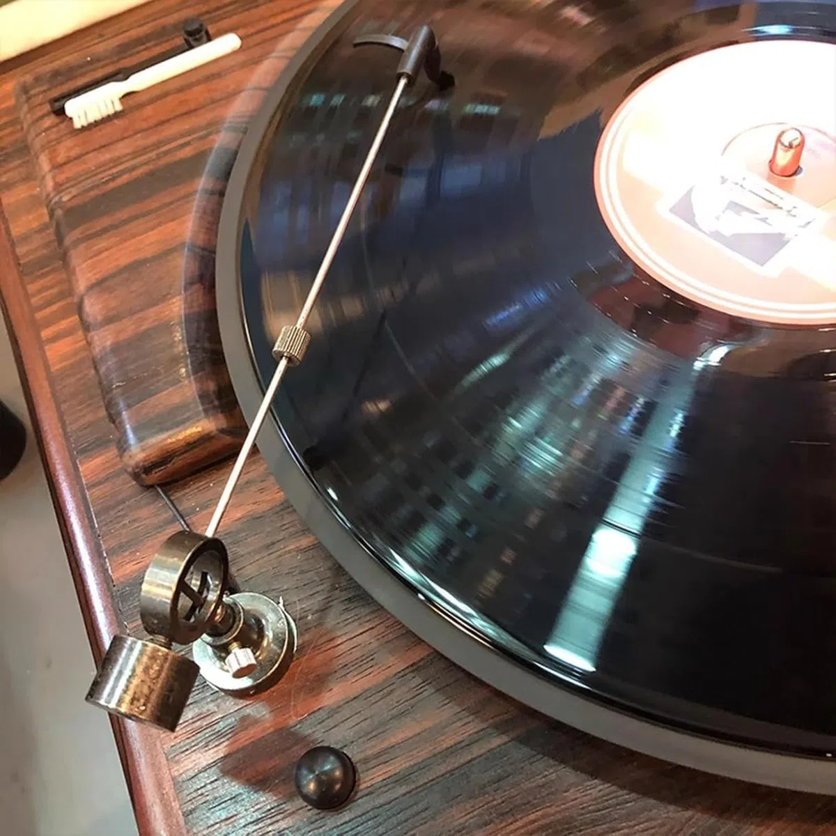 Spazzola Antistatica per Dischi in Vinile, Braccio per La Pulizia dei Dischi, Altezza Regolabile da 4,5 A 6 Cm, Pulisce Il Disco Durante La Riproduzione, Rimuove Polvere E Carica Statica, Addio