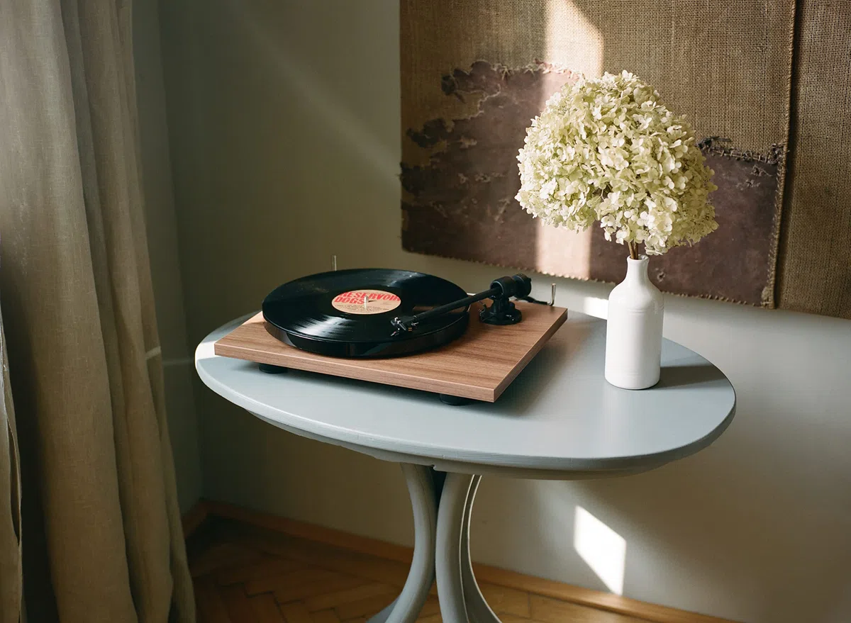 Pro-Ject E1 Phono - Giradischi Plug & Play con Puntina OM5e, Bianco | Preamplificatore phono integrato, cambio velocità elettronico 33/45 e braccio in alluminio da 8,6 pollici