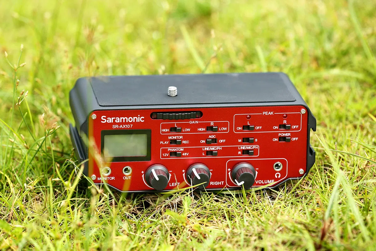 Saramonic SR AX107 - Adattatore audio XLR a due canali con preamplificatori, alimentazione phantom e trasformatore di separazione, ideale per tutte le macchine fotografiche digitali DSLR e videocamere