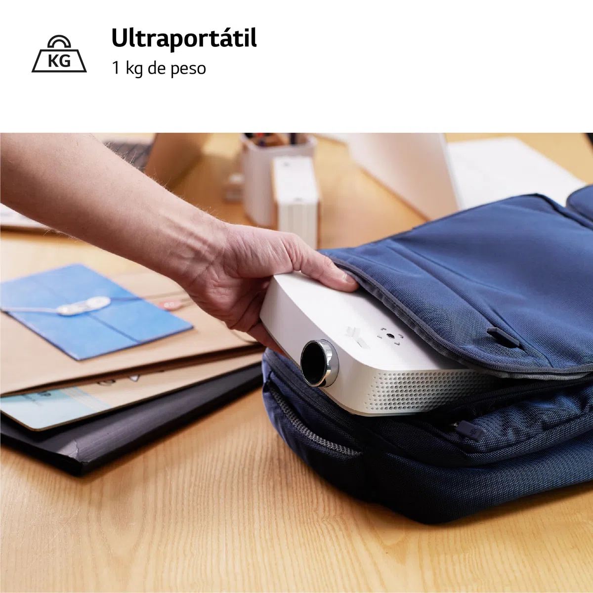 LG PF50KS Mini Proiettore Portatile per Ufficio e Tempo Libero, Risoluzione Full HD 1920x1080, Speaker Integrati, USB, USB-C, HDMI, Wireless, Batteria Integrata 2.5 Ore, 600 ANSI Lumens
