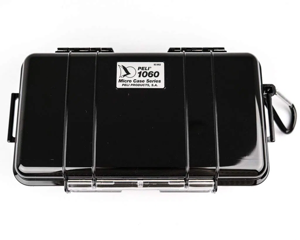 PELI 1060 Micro Case, Piccola custodia protettiva, IP67 Impermeabile, Capacità di 1,3L, Prodotto in USA, Colore Nero/Nero