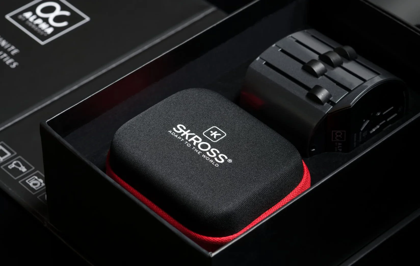 SKROSS | 1.104100 | Alpha Line | Adattatore Universale da Viaggio Completo per Prese a 2 o 3 Poli - 10 A - Fino a 2.500 watt (adatto anche a PC e Asciugacapelli - 5 Anni Garanzia Internazionale