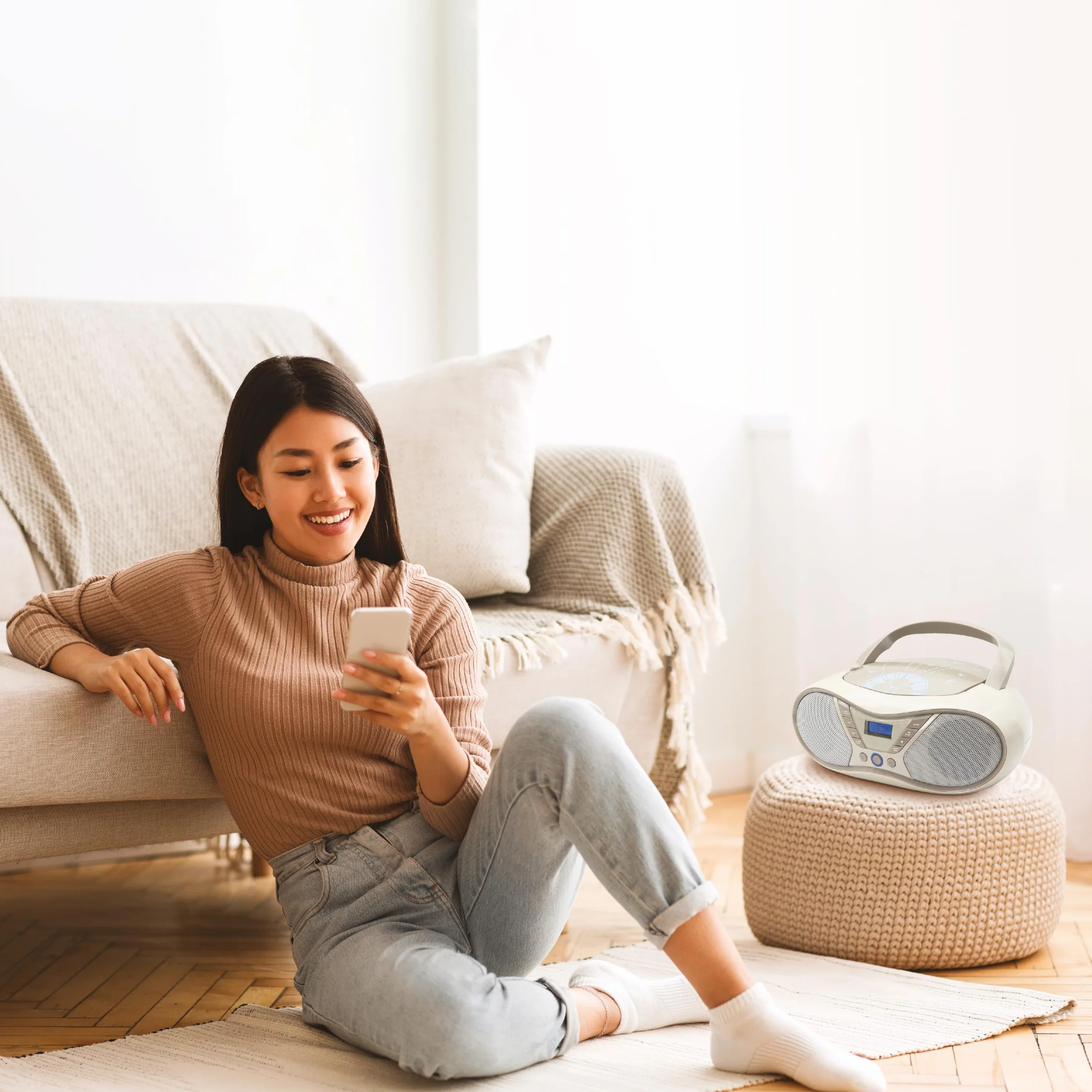 MOOOV Soft Grey, lettore CD portatile, riproduzione CD-R/CD-RW/CD-MP3, radio FM, porta USB, audio stereo 6W, impugnatura ergonomica, funziona su alimentazione o batterie