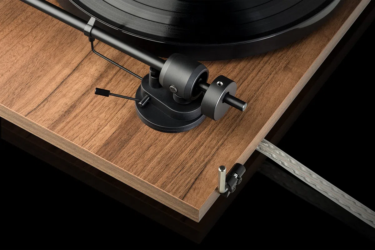 Pro-Ject E1 Phono - Giradischi Plug & Play con Puntina OM5e, Bianco | Preamplificatore phono integrato, cambio velocità elettronico 33/45 e braccio in alluminio da 8,6 pollici