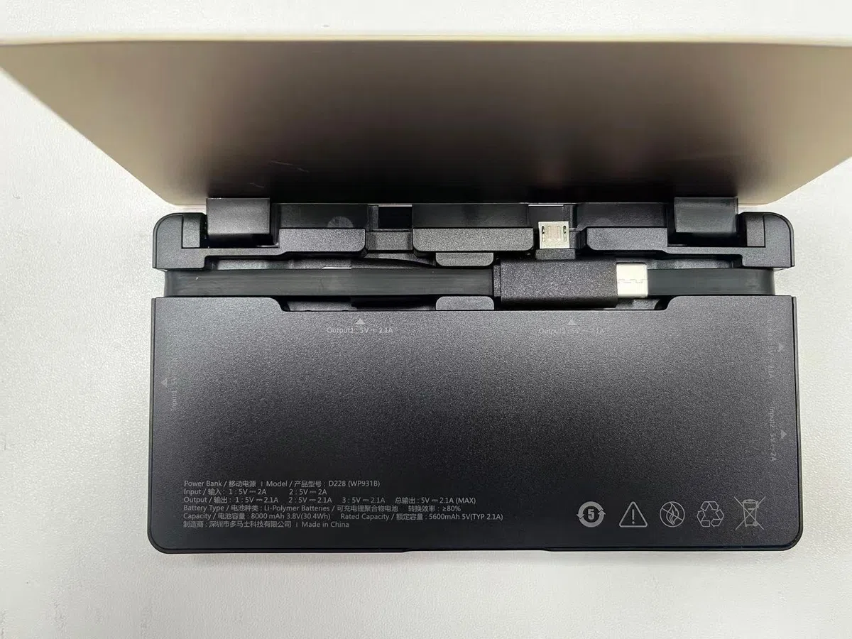 Stazione di Ricarica con Cavi Integrati, Dock Batteria Portatile da 8000 mAh x 8, Power Bank Phone con Alta Capacità, Ricarica Portatile All-in-one per iPhone 17/16/15/14/13/12 Serie